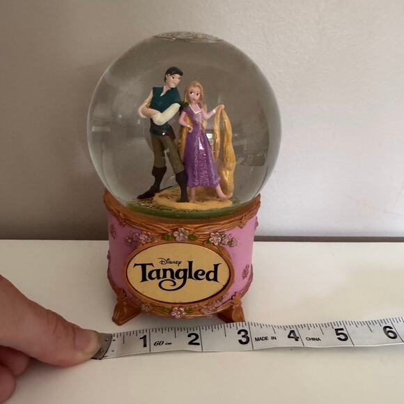 Disney Tangled Rapunzel and Flynn Rider I See The Light Musical Snow Globe RARE - Picture 2 of 8